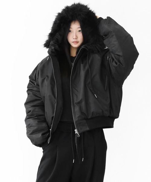 minsobi(ミンソビ)の「フェイクファー ボリュームフード ブルゾン(ノーカラージャケット・メンズ・ブラック・FREE)」の1枚目の写真