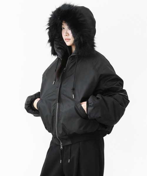 minsobi(ミンソビ)の「フェイクファー ボリュームフード ブルゾン(ノーカラージャケット・メンズ・ブラック・FREE)」の2枚目の写真