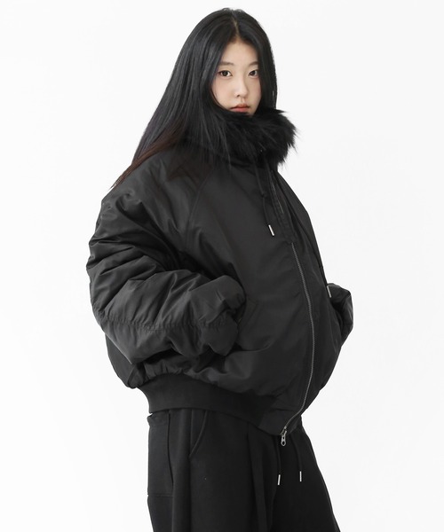 minsobi(ミンソビ)の「フェイクファー ボリュームフード ブルゾン(ノーカラージャケット・メンズ・ブラック・FREE)」の4枚目の写真