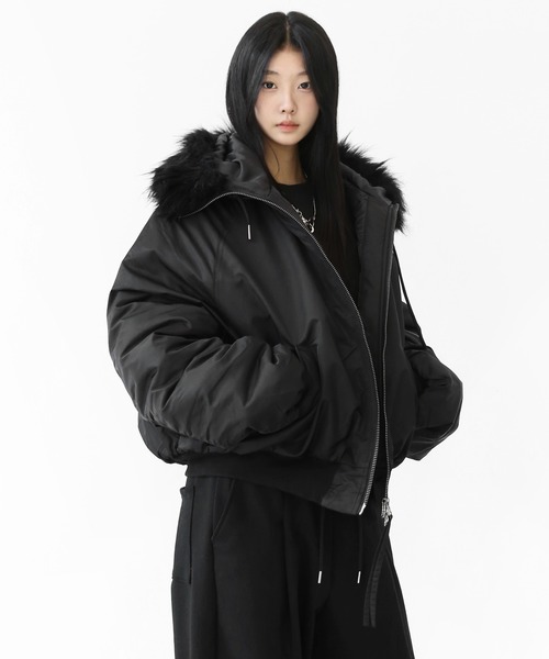 minsobi(ミンソビ)の「フェイクファー ボリュームフード ブルゾン(ノーカラージャケット・メンズ・ブラック・FREE)」の5枚目の写真