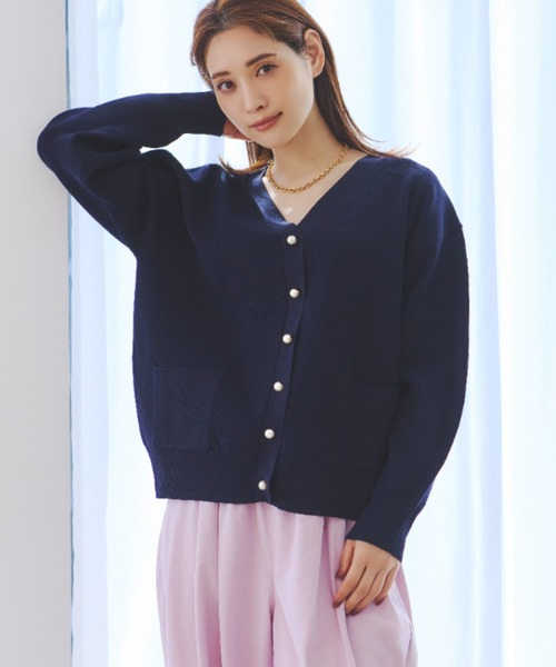 Elura（エルーラ）の「パールボタンリブカーディガン/655087（カーディガン/ボレロ・レディース・ネイビー/ホワイト/キャメル/ブルー・FREE）」の2枚目の写真
