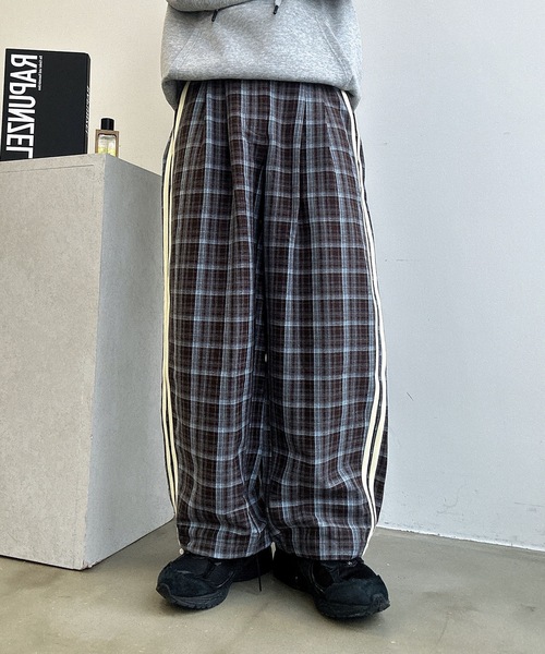 UNDERSTATEMENTs(アンダーステイトメント)の「【ユニセックス】アソートワイドカーブスラックス/ラインストライプ&無地(スラックス・メンズ・ブラウン系その他/チャコールグレー/ブラック系その他/ブラウン・SMALL/LARGE/MEDIUM)」の4枚目の写真