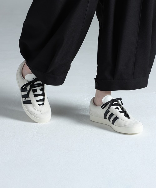 Y-3(ワイスリー)の「Y-3 GAZELLE(スニーカー・メンズ・ホワイト×ブラック・28.5cm/28.0cm/27.5cm/27.0cm/26.5cm/26.0cm/25.5cm/24.5cm/24.0cm/23.5cm/22.5cm/23.0cm)」の2枚目の写真
