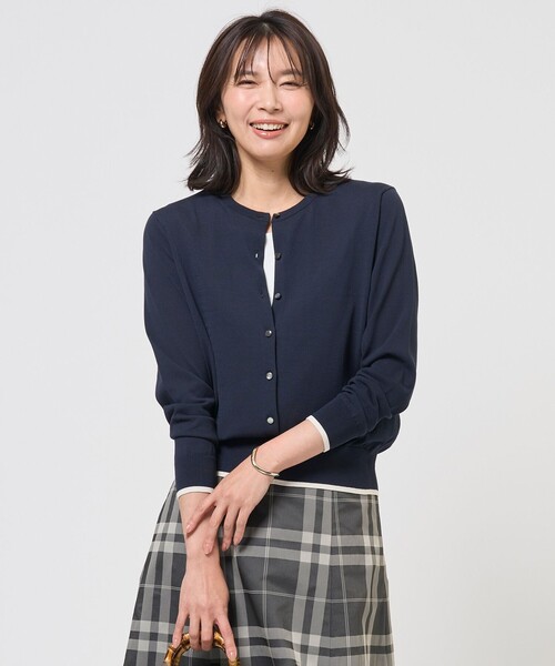 J.PRESS（ジェイプレス）の「【アンサンブル着用可】BASIC HT COTTON クルーネック カーディガン（カーディガン/ボレロ・レディース・ネイビー系/アイボリー系/スカイブルー系/ピンク系・LARGE/MEDIUM）」の3枚目の写真