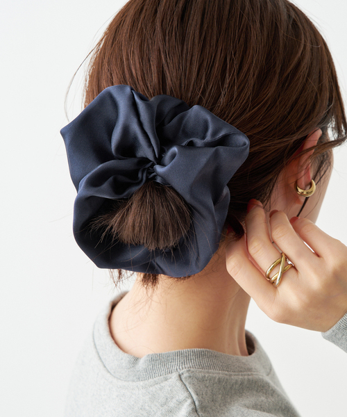 Spick & Span(スピックアンドスパン)の「TENDRESSE STUDIO / テンドレッセ スタジオ SILK SCRUNCHIE(シュシュ・レディース・ネイビー/マルーン・FREE)」の1枚目の写真