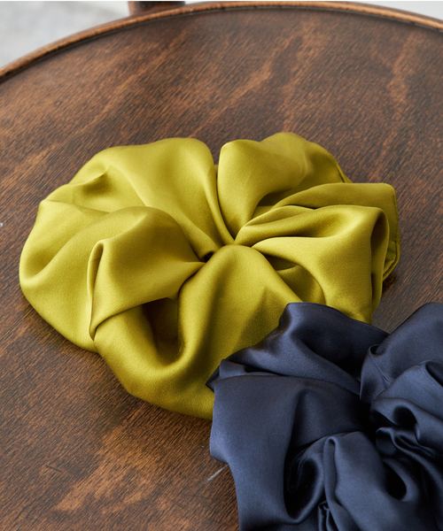 Spick & Span(スピックアンドスパン)の「TENDRESSE STUDIO / テンドレッセ スタジオ SILK SCRUNCHIE(シュシュ・レディース・ネイビー/マルーン・FREE)」の2枚目の写真