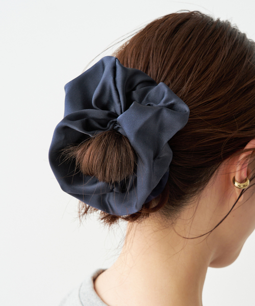 Spick & Span(スピックアンドスパン)の「TENDRESSE STUDIO / テンドレッセ スタジオ SILK SCRUNCHIE(シュシュ・レディース・ネイビー/マルーン・FREE)」の3枚目の写真