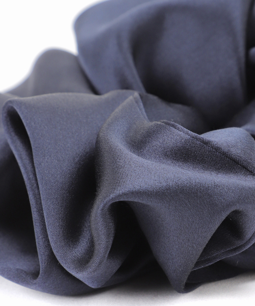 Spick & Span(スピックアンドスパン)の「TENDRESSE STUDIO / テンドレッセ スタジオ SILK SCRUNCHIE(シュシュ・レディース・ネイビー/マルーン・FREE)」の4枚目の写真