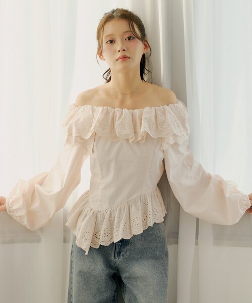 Chico（チコ）の「コットンレースオフショルブラウス（シャツ/ブラウス・レディース・アイボリー/ピンク/ブルー・FREE）」の3枚目の写真