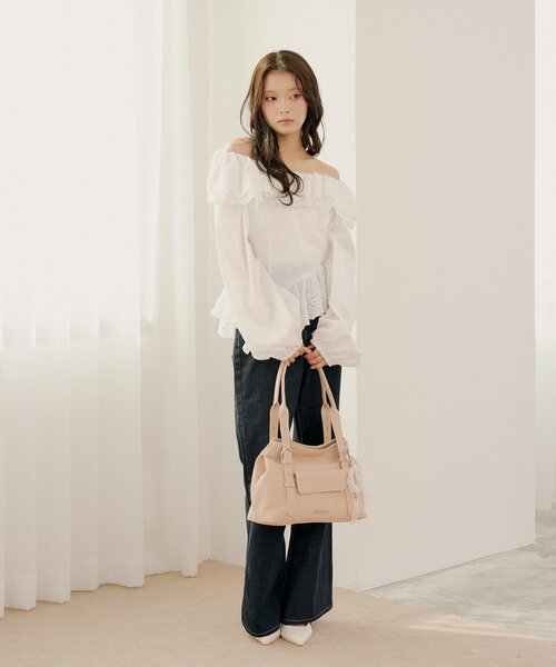 Chico（チコ）の「コットンレースオフショルブラウス（シャツ/ブラウス・レディース・アイボリー/ピンク/ブルー・FREE）」の6枚目の写真