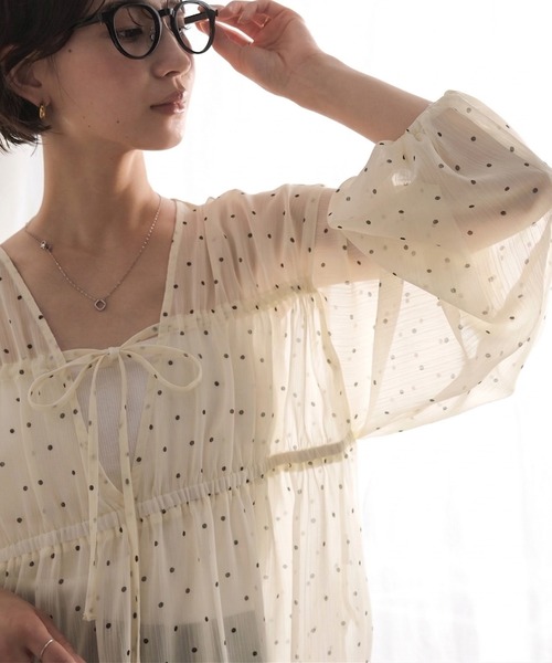 classicalelf(クラシカルエルフ)の「ふんわり透け感×ぽわん袖。大人可愛いく華奢見え。シフォン楊柳ドット柄ダブルリボンプルオーバーブラウス(長袖)(シャツ/ブラウス・レディース・ブラック/アイボリー・LARGE/MEDIUM/SMALL/X-LARGE)」の14枚目の写真