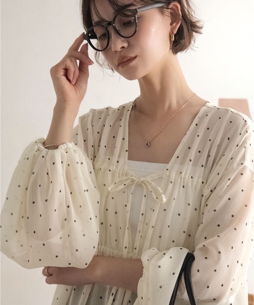 classicalelf(クラシカルエルフ)の「ふんわり透け感×ぽわん袖。大人可愛いく華奢見え。シフォン楊柳ドット柄ダブルリボンプルオーバーブラウス(長袖)(シャツ/ブラウス・レディース・ブラック/アイボリー・LARGE/MEDIUM/SMALL/X-LARGE)」の5枚目の写真
