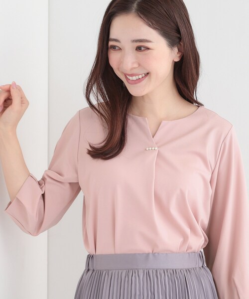 SHOO・LA・RUE(シューラルー)の「【洗濯機可/イージーケア/UV】パール調付きカットブラウス(シャツ/ブラウス・レディース・ベビーピンク/オフホワイト/ネイビー・01/02/03/04)」の3枚目の写真