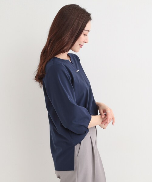 SHOO・LA・RUE(シューラルー)の「【洗濯機可/イージーケア/UV】パール調付きカットブラウス(シャツ/ブラウス・レディース・ベビーピンク/オフホワイト/ネイビー・01/02/03/04)」の13枚目の写真