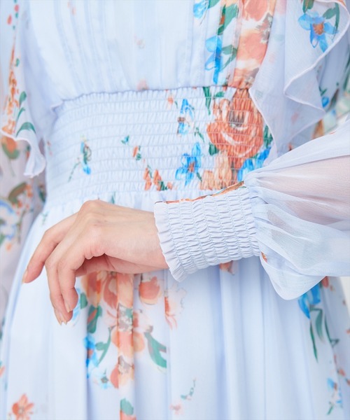 AND COUTURE(アンドクチュール)の「フラワープリントタックワンピース(ワンピース・レディース・ネイビー/ブルー/オフホワイト・FREE)」の4枚目の写真