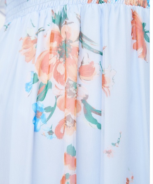 AND COUTURE(アンドクチュール)の「フラワープリントタックワンピース(ワンピース・レディース・ネイビー/ブルー/オフホワイト・FREE)」の6枚目の写真