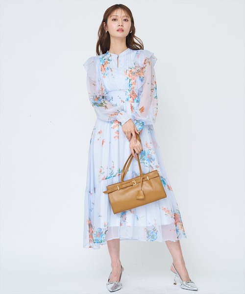 AND COUTURE(アンドクチュール)の「フラワープリントタックワンピース(ワンピース・レディース・ネイビー/ブルー/オフホワイト・FREE)」の9枚目の写真