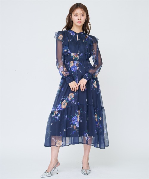 AND COUTURE(アンドクチュール)の「フラワープリントタックワンピース(ワンピース・レディース・ネイビー/ブルー/オフホワイト・FREE)」の18枚目の写真