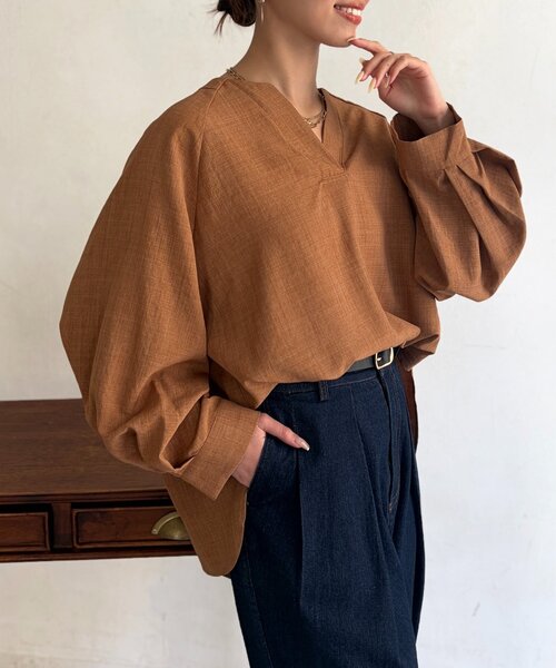 Chez toi(シェトワ)の「リネンライクスキッパーブラウス(シャツ/ブラウス・レディース・キャメル/ブラック/オフホワイト/グレー・FREE)」の4枚目の写真