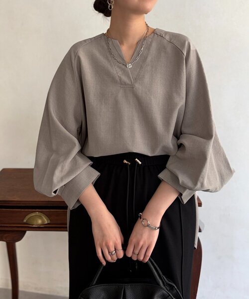 Chez toi(シェトワ)の「リネンライクスキッパーブラウス(シャツ/ブラウス・レディース・キャメル/ブラック/オフホワイト/グレー・FREE)」の3枚目の写真