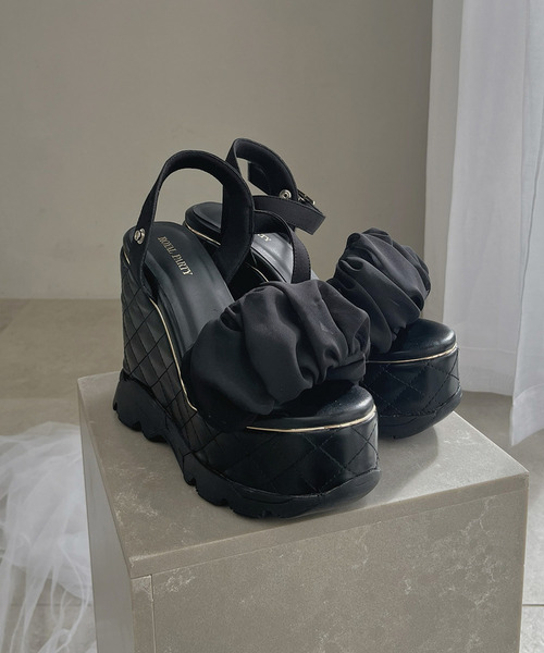 ROYAL PARTY（ロイヤルパーティー）の「2wayキルティング厚底スポサン（サンダル・レディース・ブラック/オフホワイト/ベージュ・MEDIUM/LARGE）」の2枚目の写真