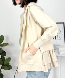 SVEC（シュベック）の「ミニ裏毛 バックフリル ジップアップパーカー（パーカー）」