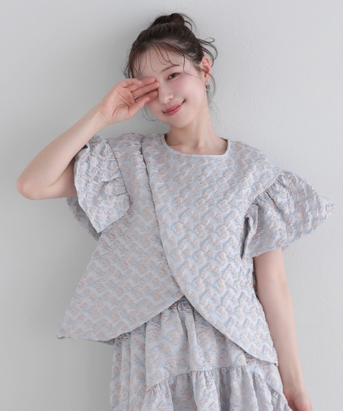 Fit more(フィットモア)の「フラワージャガードカシュクールフリルトップス(その他トップス・レディース・ブルー/ホワイト/ピンク・FREE)」の3枚目の写真