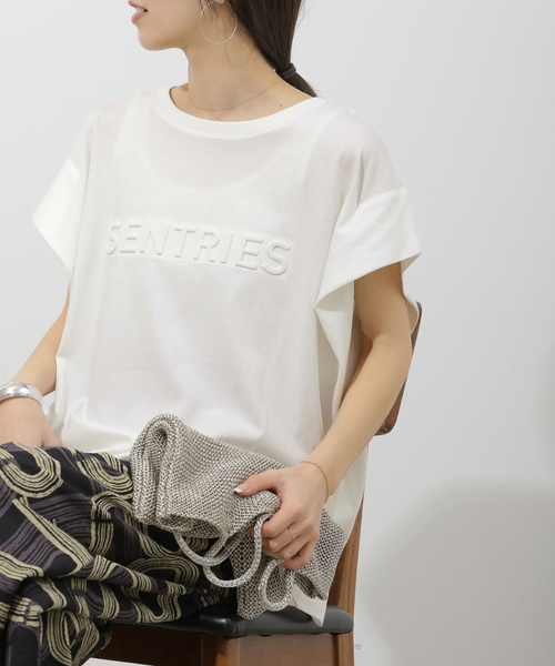 JOURNAL STANDARD relume(ジャーナルスタンダード レリューム)の「エンボスロゴフレンチスリーブTシャツ(Tシャツ/カットソー・レディース・チャコールグレー/ホワイト・FREE)」の1枚目の写真