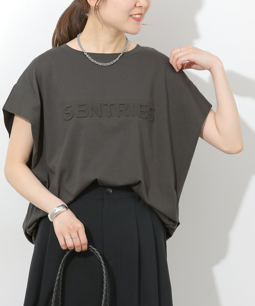 JOURNAL STANDARD relume(ジャーナルスタンダード レリューム)の「エンボスロゴフレンチスリーブTシャツ(Tシャツ/カットソー・レディース・チャコールグレー/ホワイト・FREE)」の2枚目の写真