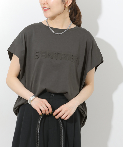 JOURNAL STANDARD relume(ジャーナルスタンダード レリューム)の「エンボスロゴフレンチスリーブTシャツ(Tシャツ/カットソー・レディース・チャコールグレー/ホワイト・FREE)」の6枚目の写真