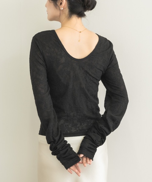 NEUNA(ヌナ)の「【後ろ姿まで美しい余韻を。】バックオープンシャーリングレーストップス(Tシャツ/カットソー・レディース・ブラック/アイボリー/ボルドー・FREE)」の2枚目の写真