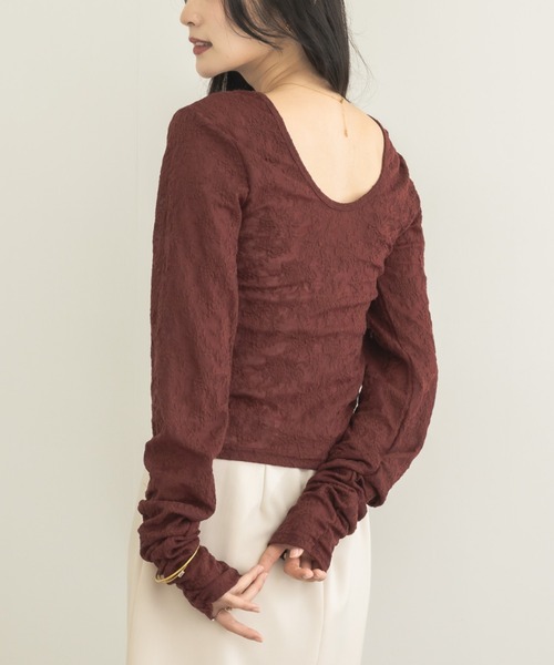 NEUNA(ヌナ)の「【後ろ姿まで美しい余韻を。】バックオープンシャーリングレーストップス(Tシャツ/カットソー・レディース・ブラック/アイボリー/ボルドー・FREE)」の9枚目の写真