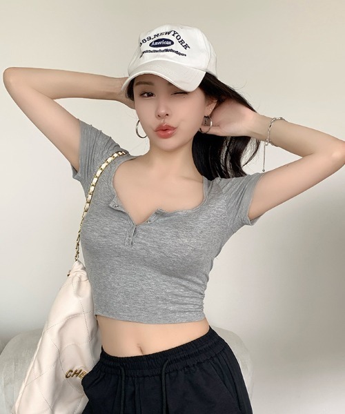 semuse(セミューズ)の「ラウンドヘンリーネッククロップド丈Tシャツ(Tシャツ/カットソー・レディース・ネイビー/グレー/カーキ・FREE)」の4枚目の写真