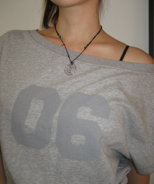 HOMEBODY THINGS(ホームバディ ティングズ)の「One -Shoulder T-Shirt (GREY)(Tシャツ/カットソー・レディース・その他・2/1)」の3枚目の写真