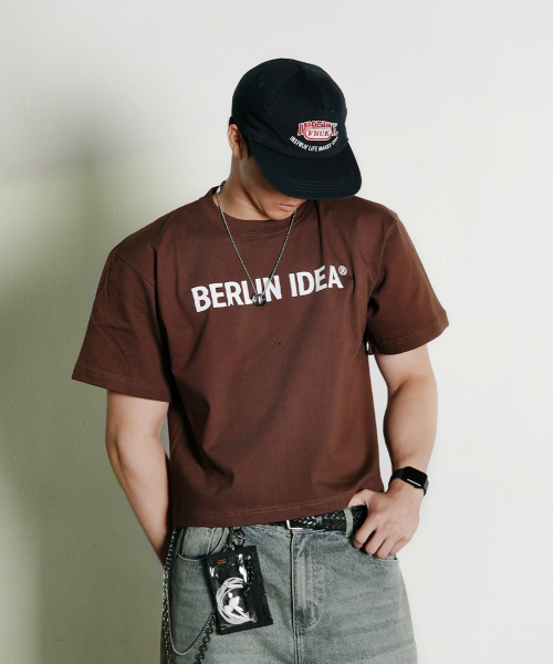 THE MILE(ザマイル)の「ベルリンアイデアガーメンツクロップクルーネック_DARK BROWN(Tシャツ/カットソー・メンズ・その他・SMALL/MEDIUM/LARGE/X-LARGE)」の1枚目の写真