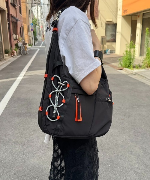 VEGE(ベジ)の「VEGE Everything Bag(ショルダーバッグ・レディース・ブラック/カーキ/グレー・FREE)」の2枚目の写真
