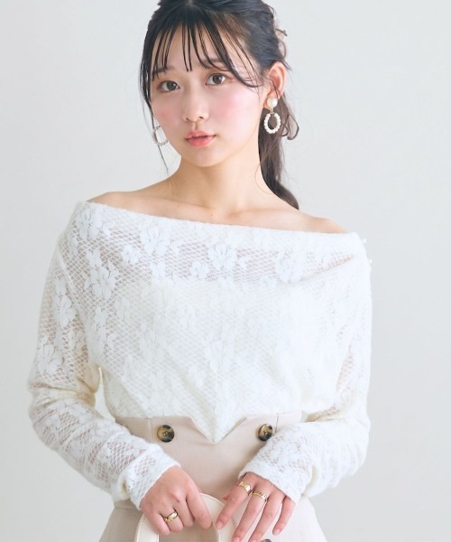 marun(マルン)の「<大きいサイズ>2WAYドレープ衿起毛レーストップス marun(シャツ/ブラウス・レディース・オフホワイト/ピンク・4L/5L/3L/LL/L)」の2枚目の写真