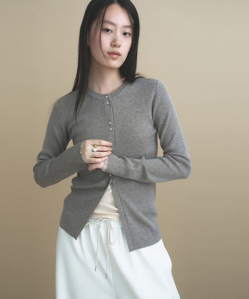 cloenc(クロエンス)の「【WEB限定カラーあり】Relaxy Rich シルクカシミヤ混 リブニットカーディガン(カーディガン/ボレロ・レディース・サックスブルー/ピンク/ワインレッド/ベージュ系その他7/ライトグレー系8/ブラウン系8/オリーブ/ネイビー/ライトイエロー系・02)」の3枚目の写真