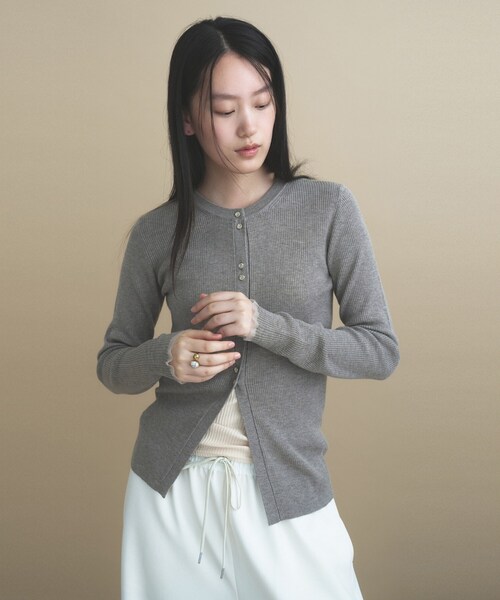 cloenc(クロエンス)の「【WEB限定カラーあり】Relaxy Rich シルクカシミヤ混 リブニットカーディガン(カーディガン/ボレロ・レディース・サックスブルー/ピンク/ワインレッド/ベージュ系その他7/ライトグレー系8/ブラウン系8/オリーブ/ネイビー/ライトイエロー系・02)」の11枚目の写真