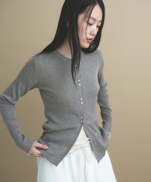 cloenc(クロエンス)の「【WEB限定カラーあり】Relaxy Rich シルクカシミヤ混 リブニットカーディガン(カーディガン/ボレロ・レディース・サックスブルー/ピンク/ワインレッド/ベージュ系その他7/ライトグレー系8/ブラウン系8/オリーブ/ネイビー/ライトイエロー系・02)」の13枚目の写真
