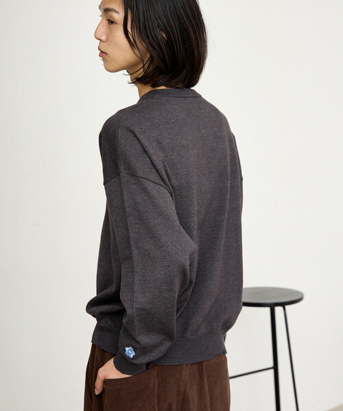 MARY QUANT（マリークワント）の「MARY QUANT × PUBLUX/マリークワント <ユニセックス>別注 レイヤード ロゴ ニット　限定展開（ニット/セーター・メンズ・ブラウン/グレー/ブラック・SMALL/LARGE/MEDIUM）」の5枚目の写真