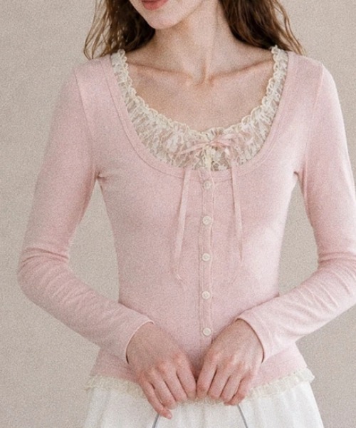 AMAJI(アマジ)の「フリル Uネック レース フリル ボタン フェイクレイヤード長袖Tシャツ(Tシャツ/カットソー・レディース・ライトピンク・LARGE/X-LARGE/SMALL/MEDIUM)」の2枚目の写真