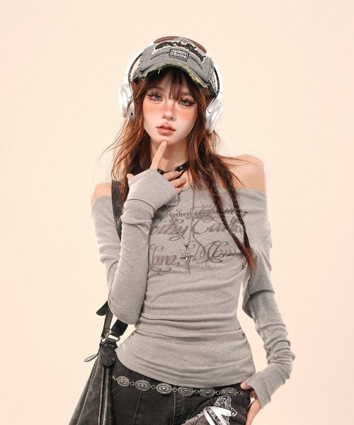Ritzy(リッツィー)の「ハルターネック オフショルダーロゴロング T シャツ(Tシャツ/カットソー・レディース・ベージュ/モカ/グレー・M)」の2枚目の写真