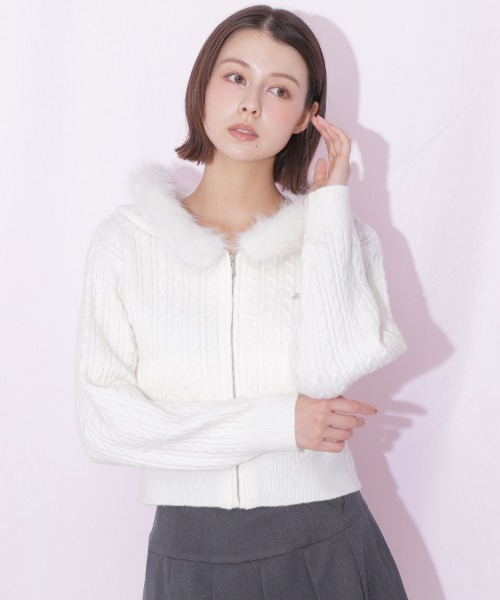 JILL by JILL STUART(ジルバイジルスチュアート)の「フェイクファー付ケーブルニットパーカー(ニット/セーター・レディース・グレー/ホワイト/ブルー・FREE)」の2枚目の写真
