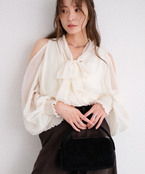 murea(ミュレア)の「オープンショルダーボウタイVネックカシュクールブラウス(シャツ/ブラウス・レディース・アイボリー/ブラック/ブラウン・FREE)」の2枚目の写真