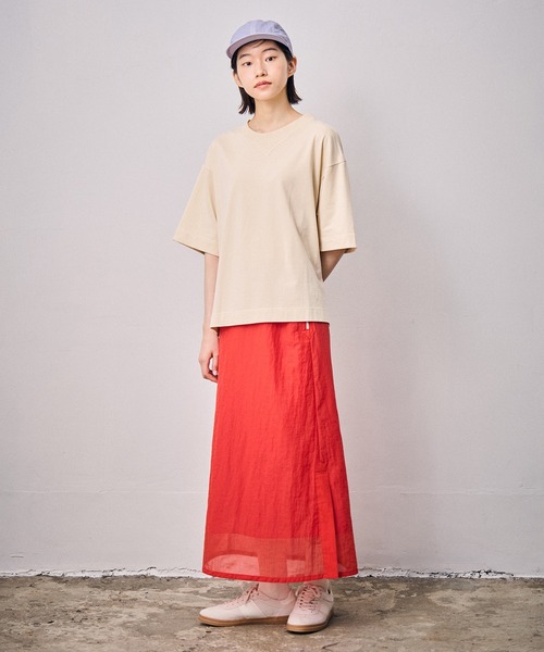 sneeuw(スニュウ)の「スリットスウェットTシャツ(Tシャツ/カットソー・レディース・ブラック/ブラウン/クリーム・1/3)」の4枚目の写真