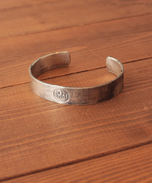 ROTAR（ローター）の「Ro Bangle / バングル / シルバー / ロゴ / 刻印（バングル/リストバンド・メンズ・シルバー・FREE）」の7枚目の写真
