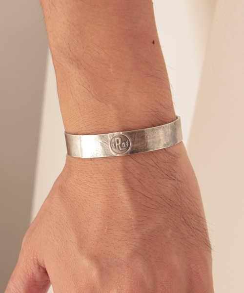 ROTAR（ローター）の「Ro Bangle / バングル / シルバー / ロゴ / 刻印（バングル/リストバンド・メンズ・シルバー・FREE）」の2枚目の写真