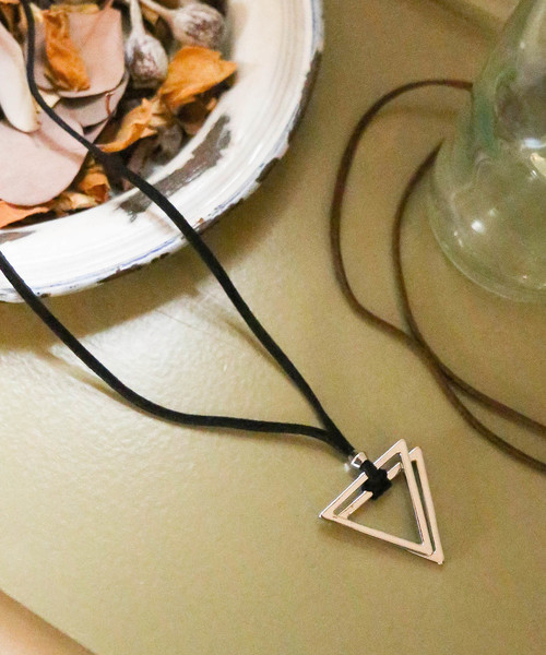 WEGO(ウィゴー)の「WEGO/レザーダブルトライアングルネックレス(ネックレス・メンズ・ゴールド/シルバー・FREE)」の2枚目の写真