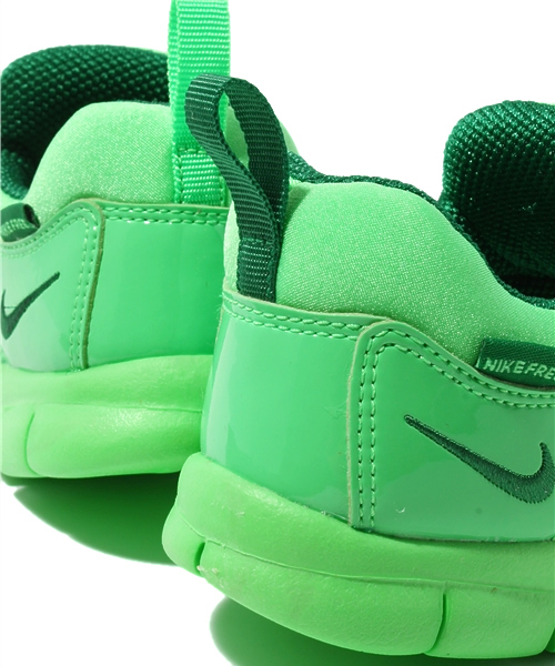 NIKE(ナイキ)の「2013 ベビー ナイキ ダイナモフリー TD(スニーカー・キッズ・ピンク/イエロー/グリーン/ブルー・12cm/13cm/14cm/15cm/16cm)」の12枚目の写真